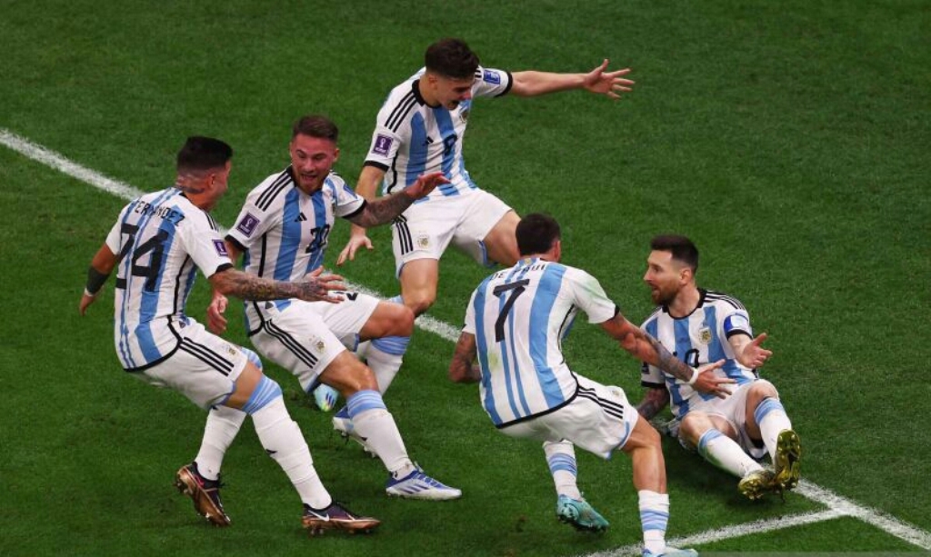 Pemain timnas Argentina Lione Messi (kanan) berselebrasi usai mencetak gol dari titik pinalti ke gawang Prancis pada pertandingan Final Piala Dunia Qatar 2022 di Stadion Lusail, Lusai, Qatar, Minggu (18/12/2022).