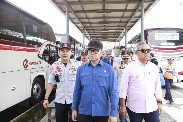 Wamendagri Bima Arya didampingi Wakil Wali Kota Bandung Mohamad Farhan saat meninjau Terminal Leuwipanjang, Kota Bandung, Sabtu (22/3/2025).
