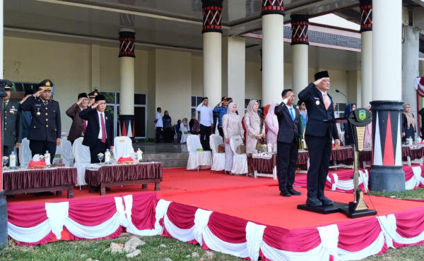 Wakil Bupati Palas, H. Achmad Fauzan Nasution, saat menjadi Irup pada Peringatan Hari Lahir Pancasila tahun 2025 di Lapangan Kantor Bupati Palas, Senin (02/06/25).(And)