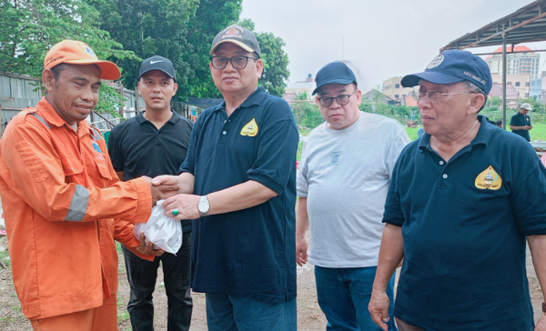 H Supli Ali, HM Nuh, H Beky Mardani dan Lurah Sukabumi Selatan, Abdul Rosid sedang menyerahkan daging kurban secara simbolis kepada tim PPSU setempat.