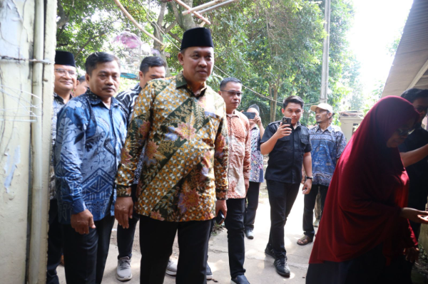Wali Kota Bekasi, Tri Adhianto saat mengunjungi kediaman seorang warga yang terjangkit chikungunya di RT 05 RW 03, Kelurahan Cikiwul, Kecamatan Bantargebang. 