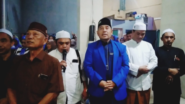 Ketua DPC PAN Bekasi Utara saat menggelar peringatan maulid nabi Muhamad SAW dan pengajian Asma'ul Husna di kediamannya Jl. Seroja Kaliabang Bungur, Harapan Jaya Bekasi Utara, Kamis malam (2/10/2025).