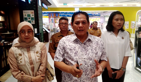 Ketua Komisi III DPRD Kota Bekasi, Arif Rahman Hakim, saat memberikan keterangan kepada awak media