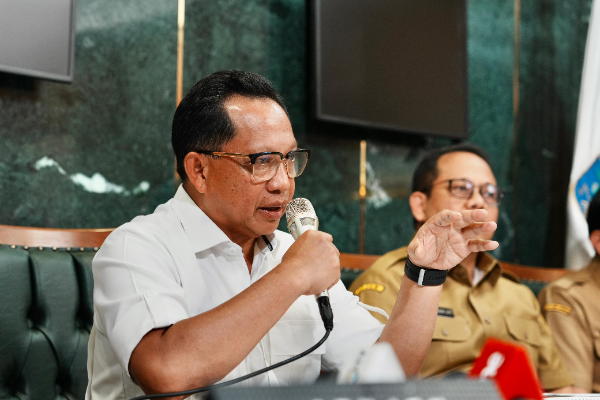 Mendagri Tito Karnavian saat memberikan keterangan pers di Kantor Kemendagri, Jakarta, Selasa (9/12/2025).