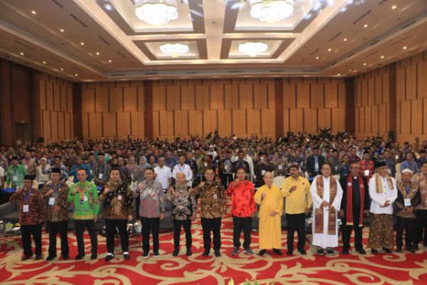 Dirjen Polpum Kemendagri Akmal Malik saat Rakornas FKUB di Bekasi, menegaskan pentingnya optimalisasi fungsi sosial rumah ibadat untuk memperkuat kerukunan dan harmoni sosial. Kota Bekasi, Jawa Barat, Rabu (4/2/2026).