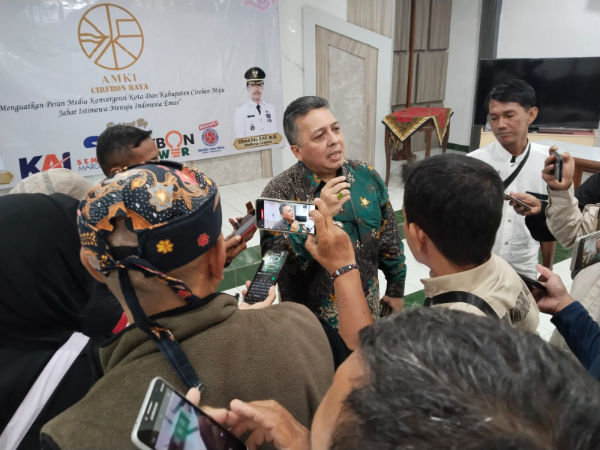 Ketua Umum AMKI Pusat Tundra Meliala saat menyampaikan keterangan terkait peran AMKI dalam menjawab tantangan konvergensi media di era digital di Cirebon. Senin, (9/2/2026).