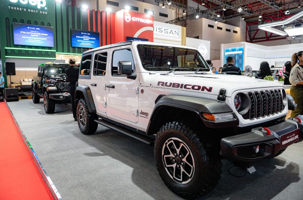 Booth Jeep di IIMS 2026 menampilkan lini Wrangler dan Gladiator sekaligus membuka pemesanan edisi spesial 85th Anniversary Series.