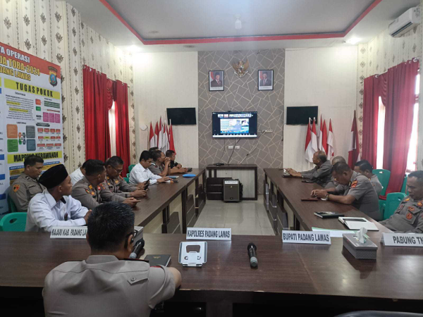 Kapolres Padang Lawas pimpin Rakor Lintas Sektoral Ops Ketupat 2026. Fokus pada pengamanan arus mudik, antisipasi cuaca ekstrem, rekayasa lalu lintas, hingga penguatan pos pelayanan demi terciptanya Idul Fitri 1447 H yang aman dan kondusif.