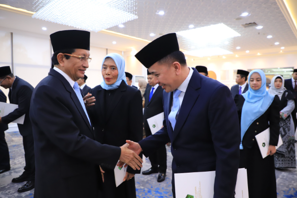 Menteri Agama Nasaruddin Umar menyerahkan Keppres pengangkatan Dirjen Bina Keuangan Daerah Kemendagri Agus Fatoni sebagai anggota BAZNAS periode 2026–2031 guna memperkuat pengelolaan zakat nasional yang profesional dan transparan.