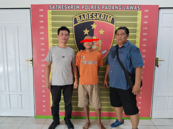 Aksi pembobolan toko di Padang Lawas akhirnya terungkap! Berbekal rekaman CCTV, polisi berhasil menangkap terduga pelaku di Pekanbaru. Kasus masih terus dikembangkan untuk mengungkap barang bukti yang belum ditemukan.