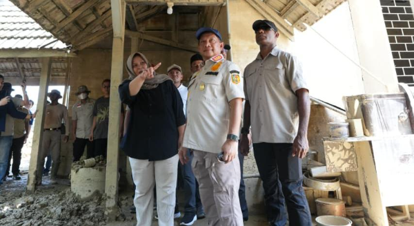 Kasatgas PRR Tito Karnavian meninjau Proses pembersihan lumpur oleh Satgas PRR di wilayah terdampak bencana di Sumatera sebagai bagian dari percepatan pemulihan pascabencana.