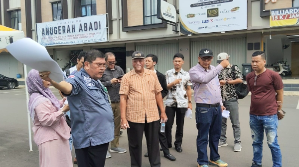 Majelis Hakim PN Tangerang turun langsung memeriksa lokasi sengketa tanah 3,5 hektar di Sindang Panon yang kini telah berdiri perumahan dan ruko komersial.