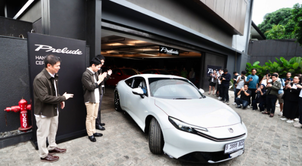 Honda Prelude kembali! Mobil sport hybrid legendaris Honda resmi mengaspal di Indonesia dan langsung diserbu ratusan konsumen.