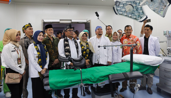 Gubernur Banten Andra Soni; 