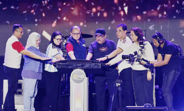 Wakil Gubernur Rano Karno Bersama Pemerintah Provinsi (Pemprov) DKI Jakarta, Menggelar Festival Rakyat Bola Gembira dan nonton bareng Final Piala Dunia 2026, di hadiri ribuan warga yang datang di lapangan banteng Jakarta pusat, Minggu (19/7/2026).