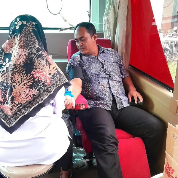 Karyawan dan masyarakat mengikuti kegiatan donor darah bertema “Kemanusiaan & Solidaritas” yang digelar Klinik Sri Pamela Rantauprapat, bagian dari PT Sri Pamela Medika Nusantara, Rabu (10/6/2026).