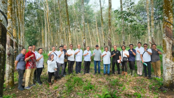 Tim Operational Strategic Advisory PTPN III (Persero) bersama jajaran PTPN I Regional 7 meninjau kegiatan operasional kebun dan pabrik di Lampung sebagai bagian dari penguatan strategi operasional untuk meningkatkan produktivitas, efisiensi, dan daya saing perusahaan.