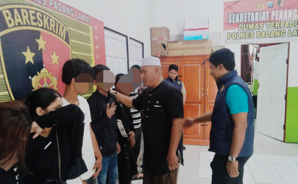 Personel Satreskrim dan Sipropam Polres Padang Lawas melaksanakan Operasi Pekat di Kecamatan Barumun. Dalam operasi tersebut, lima pasangan non-muhrim diamankan untuk didata dan mengikuti pembinaan rohani bersama MUI Kabupaten Padang Lawas.