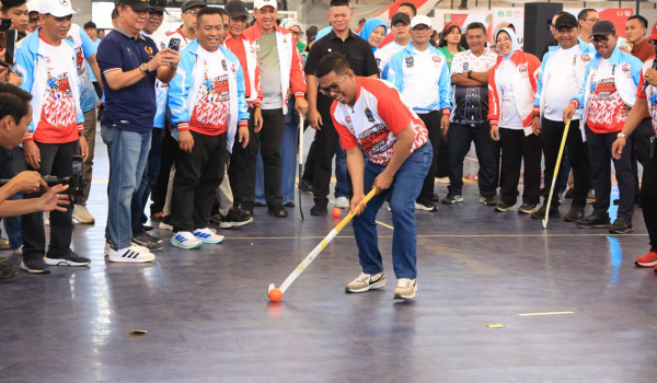 Gubernur Banten Andra Soni saat membuka Kejurnas Hoki Indoor 2026 di GOR Nambo Jaya, Kota Tangerang, Minggu (23/8/2026). Dalam kesempatan tersebut, Andra Soni meminta Dinas Pendidikan Banten mendorong pengenalan olahraga hoki di sekolah.