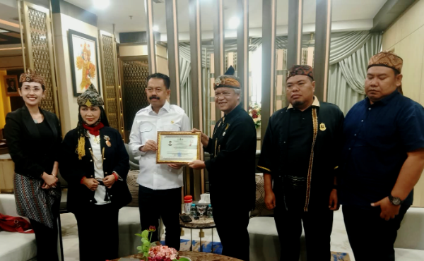 Ketua Umum MASDA Jabar Anton Charliyan bersama jajaran saat bertemu Wakil Kepala Kejaksaan Agung Prof. Dr. Asep Nana Mulyana di Jakarta, Rabu (26/8/2026), membahas penguatan edukasi hukum melalui pendekatan budaya.