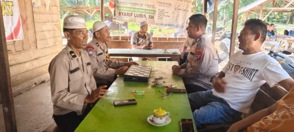 Personel Polsek Sosa Polres Padang Lawas berdialog bersama masyarakat Desa Tanjung Botung dalam kegiatan Jumat Curhat Kamtibmas, Jumat (28/8/2026).