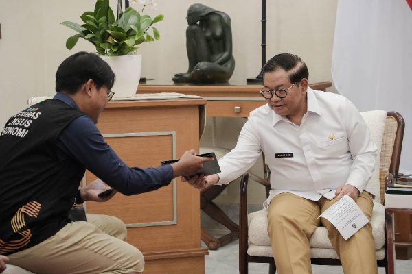 Gubernur DKI Jakarta Pramono Anung menerima petugas BPS DKI Jakarta dalam pelaksanaan Pendataan Lapangan Sensus Ekonomi 2026, Senin (31/8/2026).