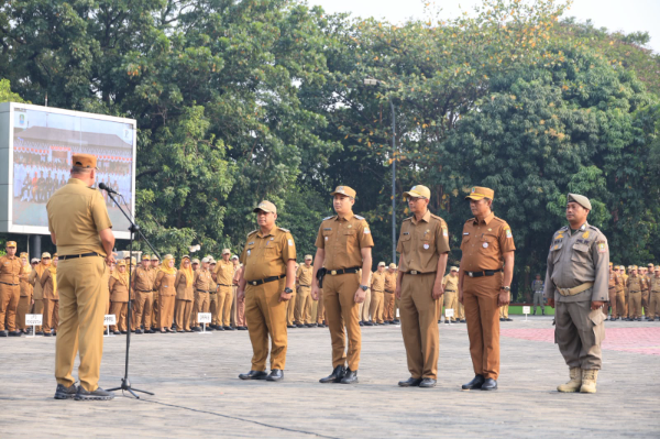 Wali Kota Bekasi Tri Adhianto saat mengumumkan penonaktifan lima pejabat struktural Pemkot Bekasi buntut adanya pungli PKL di Plaza Patriot Chandrabaga, Senin (24/8/2026).