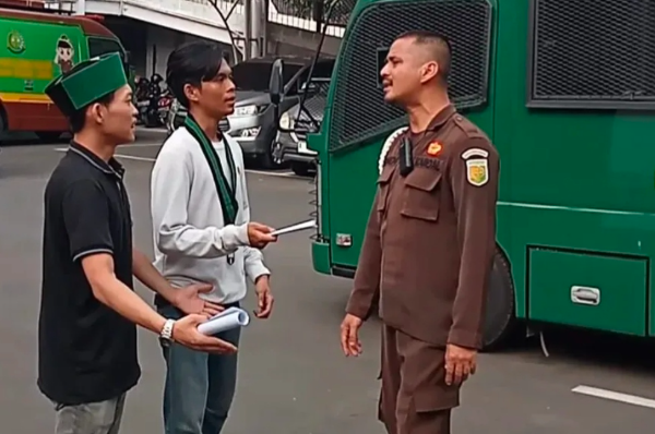 Aksi mahasiswa di depan Kantor Kejaksaan Negeri Lebak, Senin (31/8/2026), sempat memanas saat massa hendak menemui Kepala Kejari Lebak.