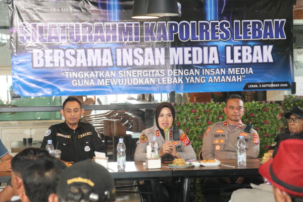 Kapolres Lebak Polda Banten AKBP Arninsi bersama jajaran saat bersilaturahmi dengan pimpinan dan perwakilan organisasi wartawan se-Kabupaten Lebak di Cafe RB One Rangkasbitung, Kamis (3/9/2026).