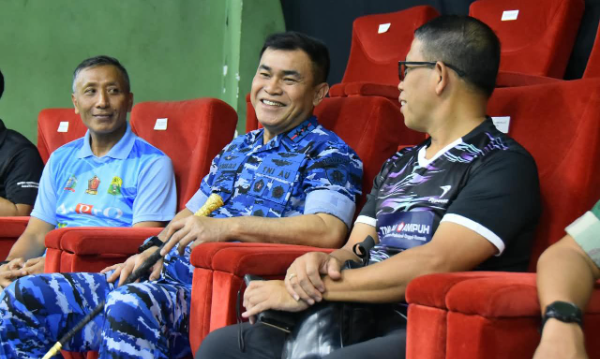 Dankoharmatau Marsda TNI Rudolf P. Buulolo memberikan motivasi kepada atlet TNI saat menyaksikan Open Tournament Bulutangkis Piala Panglima TNI 2026 di Bandung, Kamis (3/9/2026).