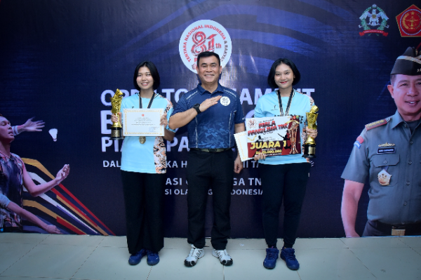 Pasangan Nadia/Nimas dari PB TNI AU berhasil meraih juara pertama nomor Ganda Putri TNI/Polri pada Open Tournament Piala Panglima TNI 2026 yang digelar di GOR Bandung, Jawa Barat.
