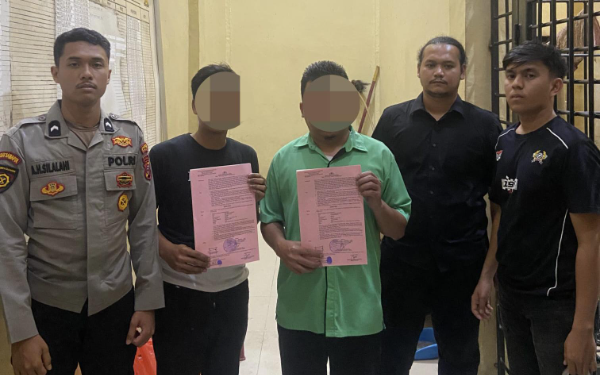 Dua tersangka kasus dugaan penggelapan uang atau barang milik perusahaan dengan kerugian sekitar Rp3,1 miliar ditahan Satreskrim Polres Padang Lawas.