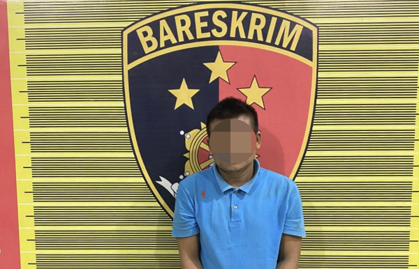 “Satreskrim Polres Padang Lawas mengamankan SS, tersangka dugaan pencurian buah kelapa sawit PT Barapala, setelah keberadaannya terdeteksi di lokasi rehabilitasi di Kotapinang.”
