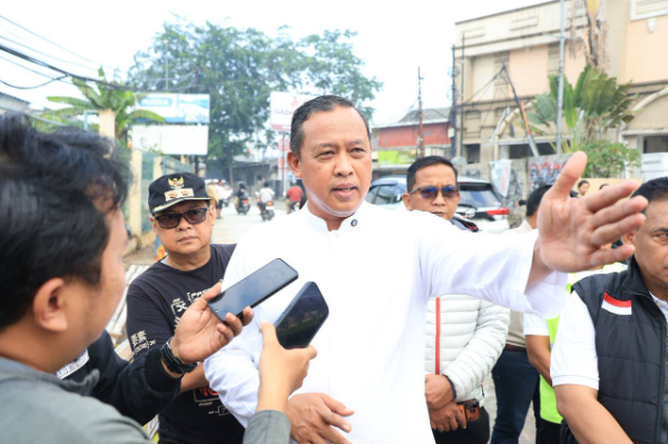 Wali Kota Bekasi Tri Adhianto saat memberikan keterangan kepada awak media terkait Abu Vulkanik Anak Krakatau yang sampai ke Kota Bekasi, Minggu (6/9/2026).