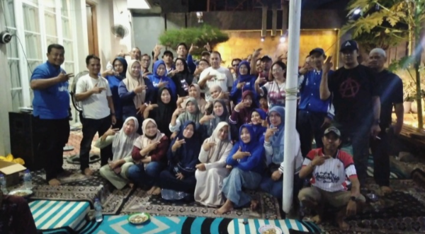 Ketua DPC PAN Bekasi Utara, Lukman Hakim, berpoto bersama pengurus ranting, kader dan para senior PAN Bekasi Utara usai rapat, Minggu malam (20/9/2026).
