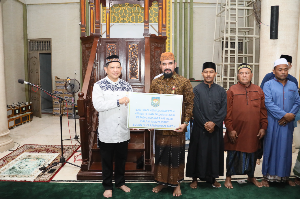 Awali Kunjungan di Aceh Timur, Tito Karnavian Laksanakan Salat Subuh dan Serahkan Bantuan Kemasyarakatan