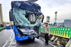 Bus Transjakarta Tabrakan di Jalur Layang Cipulir, 18 Penumpang Luka Ringan dan Layanan Koridor 13 Tetap Beroperasi