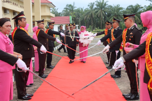 Tradisi Pedang Pora di Polres Padang Lawas, Kapolres Lepas Purna Bakti Dua Perwira dengan Penuh Khidmat