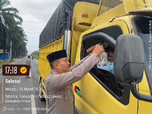 Tebar Berkah Ramadhan, Polres Padang Lawas Bagikan Takjil kepada Pengendara di Jalur Sibuhuan–Sosa