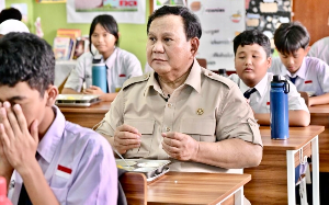 Prabowo Makan Bersama Siswa di SMPN 111 Jakarta, Program MBG Dorong Generasi Raih Cita-Cita