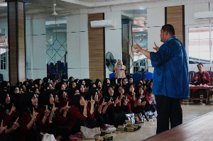 Relima Goes To Campus UNDHARI, 364 Mahasiswa Diasah Public Speaking Berbasis Literasi dan Kepemimpinan