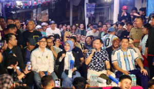 Mendagri Tito Karnavian Nobar Final Piala Dunia Bersama Warga Menteng, Tekankan Kebersamaan dan Ekonomi Rakyat