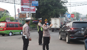 Kapolres Lebak AKBP Arninsi Turun Langsung Atur Lalu Lintas, Utamakan Keselamatan Pengguna Jalan