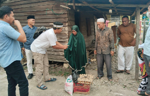 Jumat Berkah di Padang Lawas, Kasat Reskrim AKP Irwansah Sitorus Bantu Lansia 80 Tahun