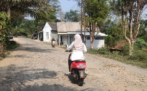 Jalan Gunungkencana–Cirinten Lebak Rusak Parah, Lubang Sedalam 30 Cm Dikeluhkan Warga